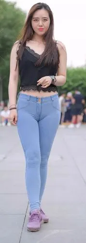 紧身牛仔裤高挑时尚气质漂亮女郎