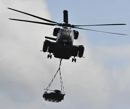 见过直升机吊挂火炮吗?中国威武!