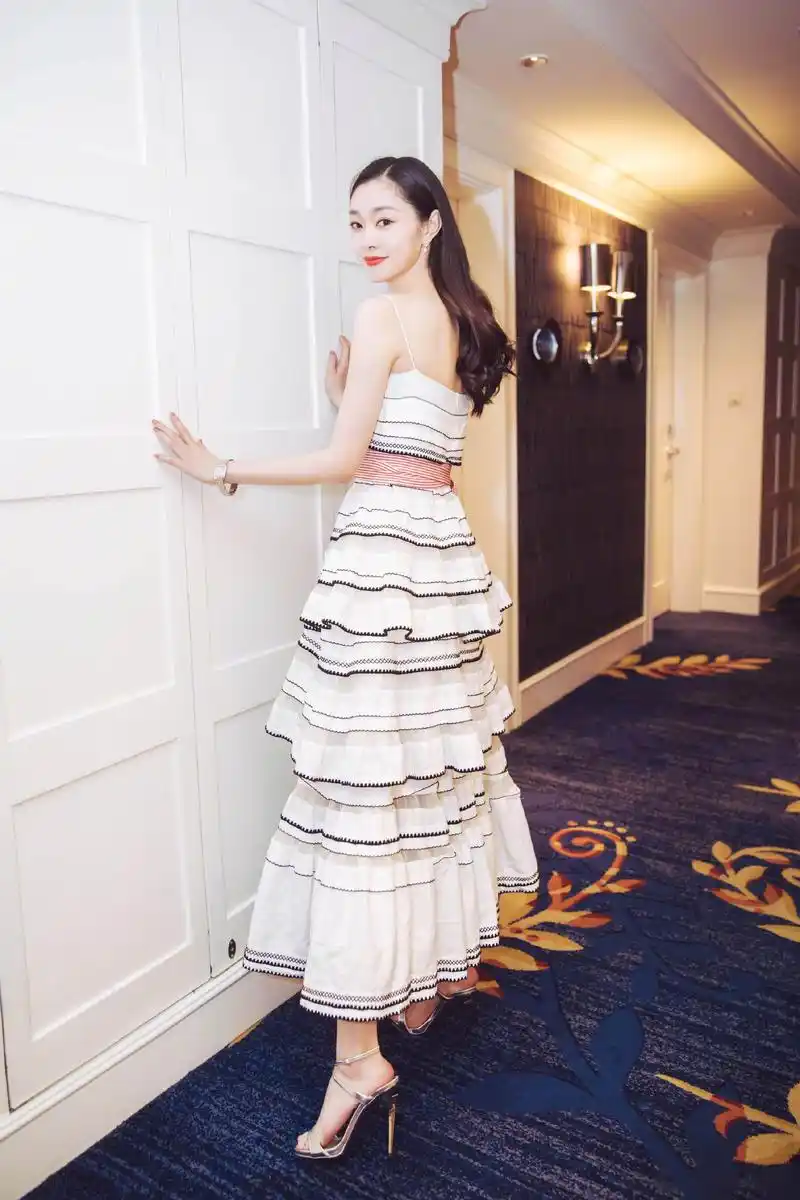 《创业时代》宋轶着一袭黑白相间的百褶长裙雅致动人,腰间红白条纹