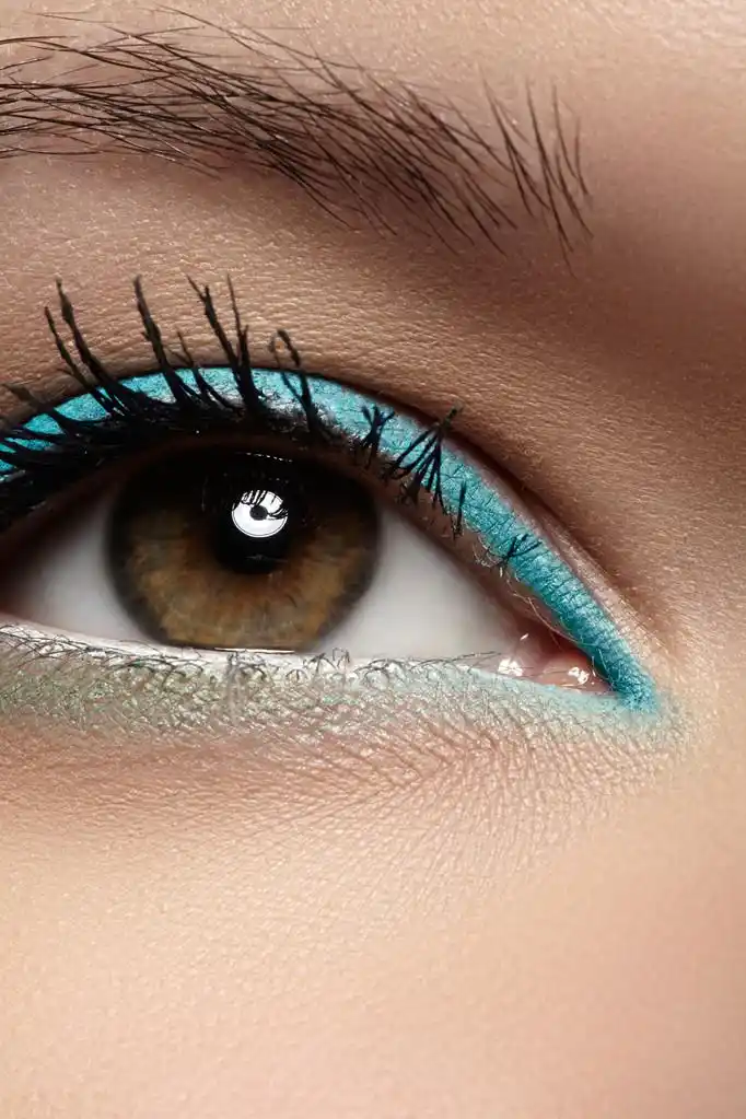 优雅的美丽女性的眼睛与时尚趋势薄荷色眼影, 眼线笔的特写镜头.