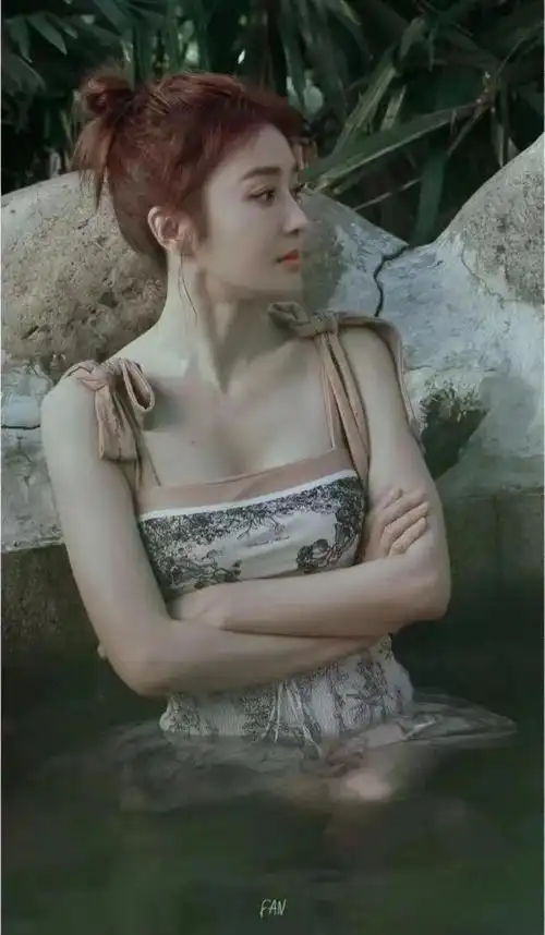 倪妮芭比粉泳衣太阳光健美了盛夏50件泳衣看完好想学游泳啊啊啊