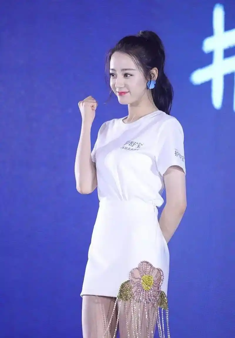 迪丽热巴代言的卫生巾一定好用且贴心,男生们快去买给自己的女朋友吧