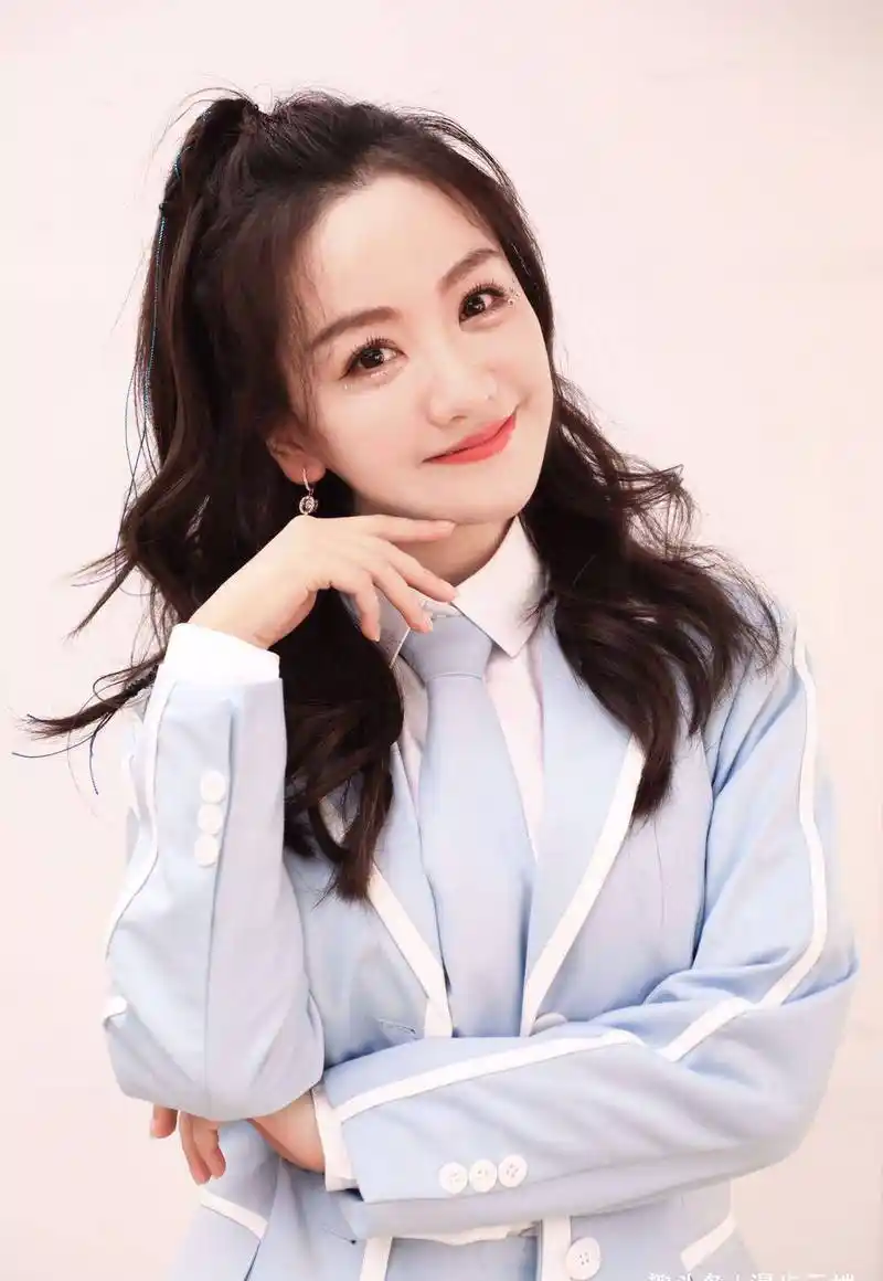 加上蓝色调的校服风格设计,节目当中杨蓉风格着实俏皮感了一些,小可爱