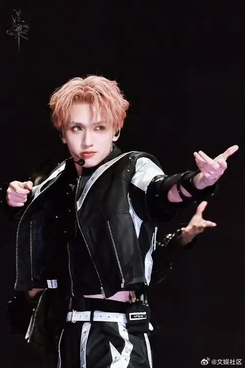 严浩翔歪头wink##严浩翔托脸饭撒