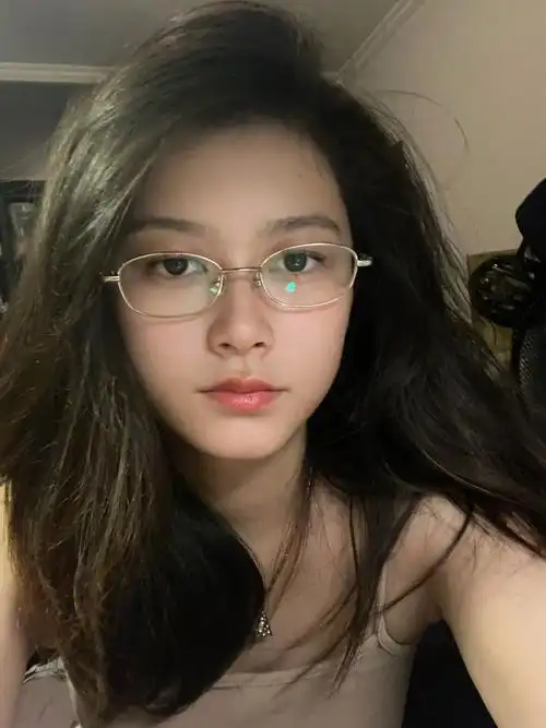 金秋送来金框眼镜美女