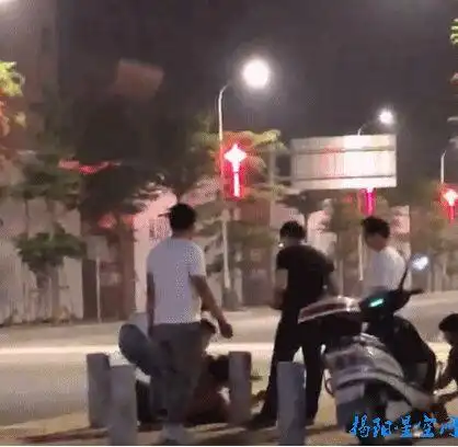 潮汕街头醉洒男子当街撒泼打架场面一度失控