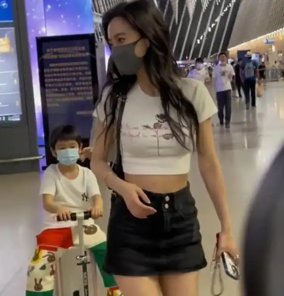 杨颖带儿子飞巴黎看秀,6岁小海绵正面照曝光,一点也不像黄晓明