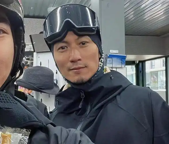 谢霆锋带16岁长子谢振轩(lucas)到澳洲滑雪,外界以为他们只是短暂游玩