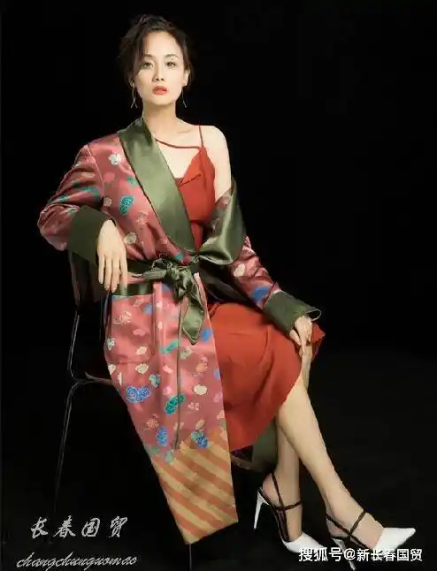 "挂历女神"李颖近照曝光,55岁性感妩媚风韵犹存