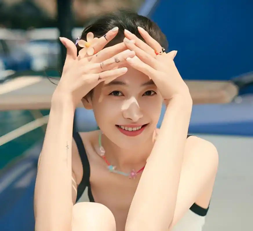 宋茜身着泳衣在泰国度假拍照! 这个身材还不错,但也有人说是普通!