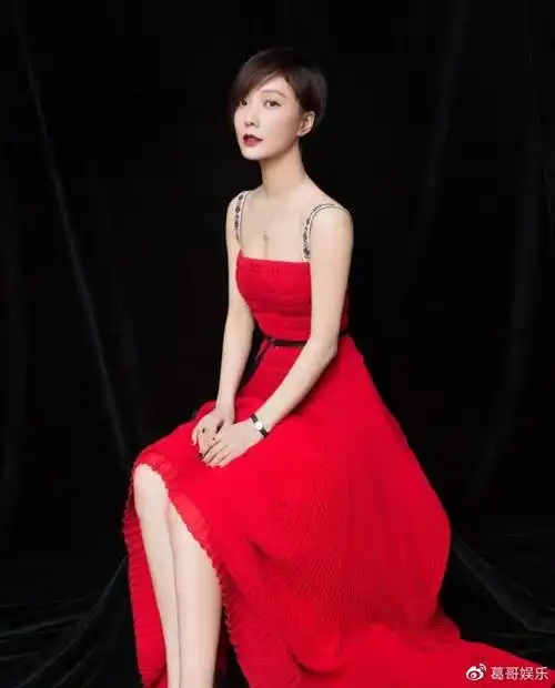 娱乐#王珞丹穿黑色小抹胸亮相,开叉露胃更是撩人,过分专注.