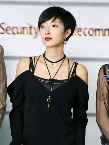 最近看了一部电影《巨额来电》真的被桂纶镁在里面的颜值惊艳到了