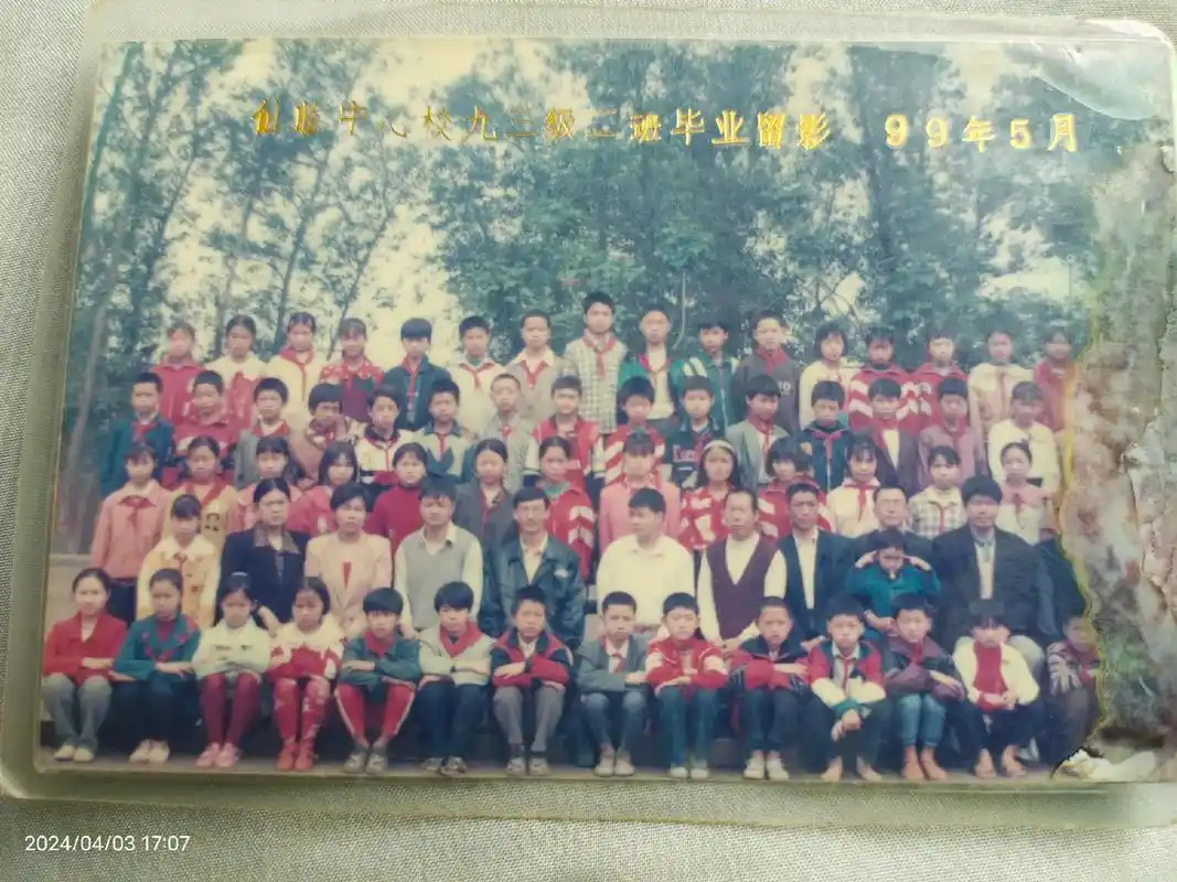 突然翻到我的小学照片和初中照片,好想回到照片上的年龄,我永远是孩子