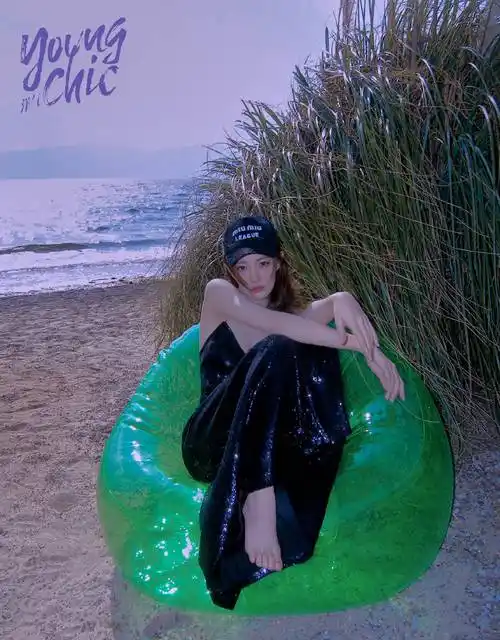 徐璐洋气大片出炉人鱼公主上岸等待紫色星河