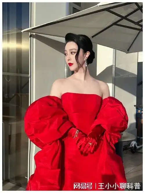 13年后范冰冰再穿龙袍可惜事实证明她再也回不去了