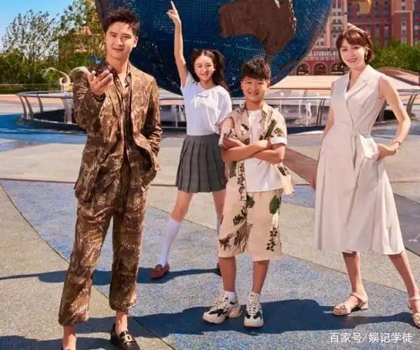 除了一家四口的合照外,也有森碟的个人照,青春靓丽的造型将纤瘦高挑的