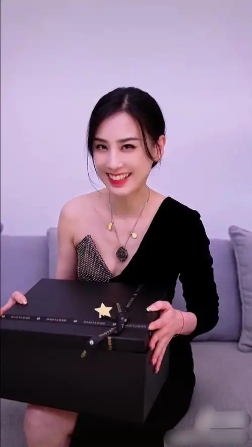 今天,黄圣依在自己的社交网站上晒出自己出席活动的画面,吸引不少人的