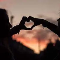 摆爱心手势的情侣头像 手比爱心手势情侣头像配对_微信头像图片大全