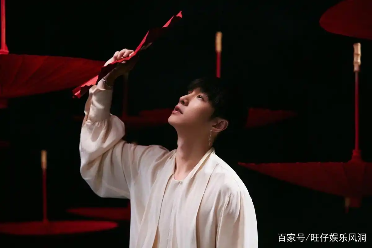 张艺兴首次在节目中展示自己的桌面锁屏是exo,团魂一直在心底