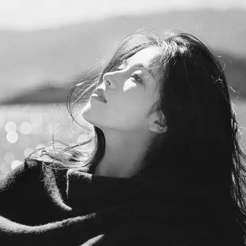 高冷范黑白女生头像