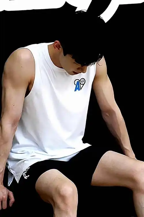 白敬亭 低胸内搭#白敬亭绝对是是内娱最会健身的男明星白敬亭超话|请