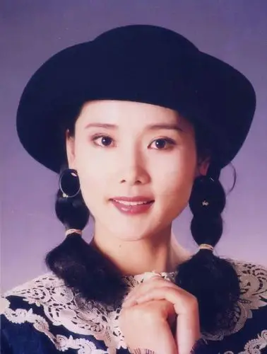 何赛飞年轻时有多美?嫁初恋结婚30年0绯闻,儿子还随她姓