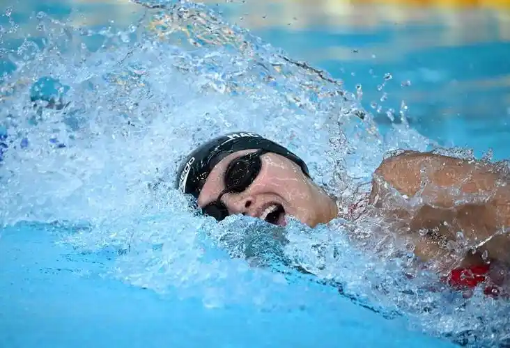 泛美运动会游泳女子100米自由泳麦克尼尔夺冠