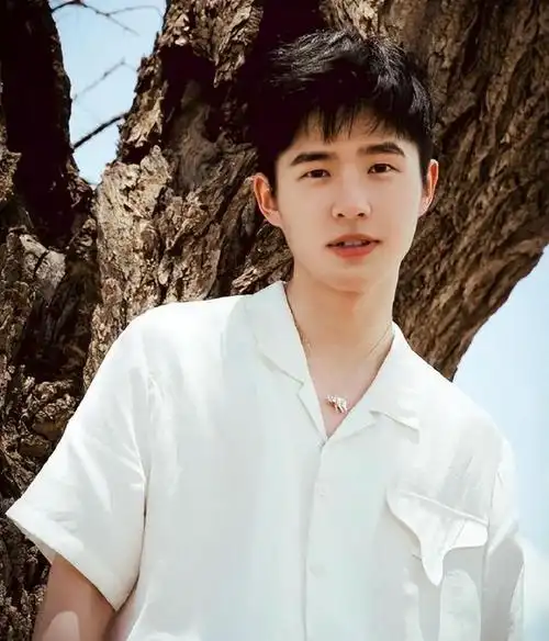 恋爱"八卦"才多久,周冬雨变化不大,刘昊然变化大到像"换人"