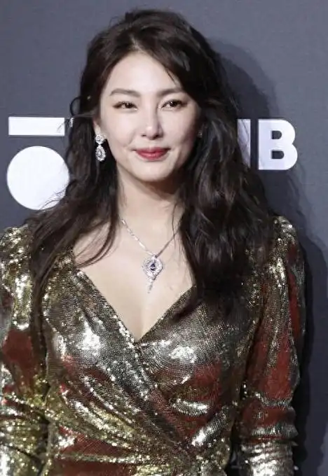 张雨绮:社会我绮姐,人狠话不多,身材火辣,个性十足