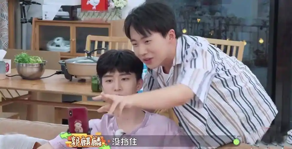 原创the9虞书欣遇对手与刘雨昕玩亲亲卖萌被郭麒麟耿直怼你正经一点