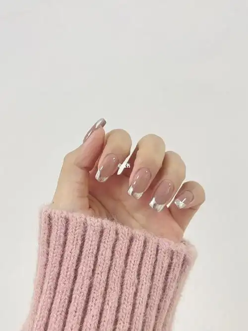 简单且耐看的法式短美甲