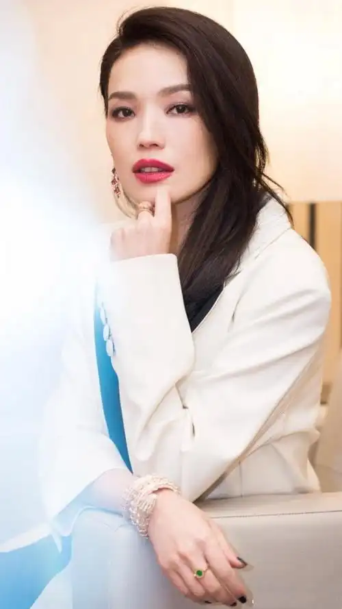 舒淇笑起来超性感,流光上衣配镶钻半身裙,优雅成熟满满东方韵味