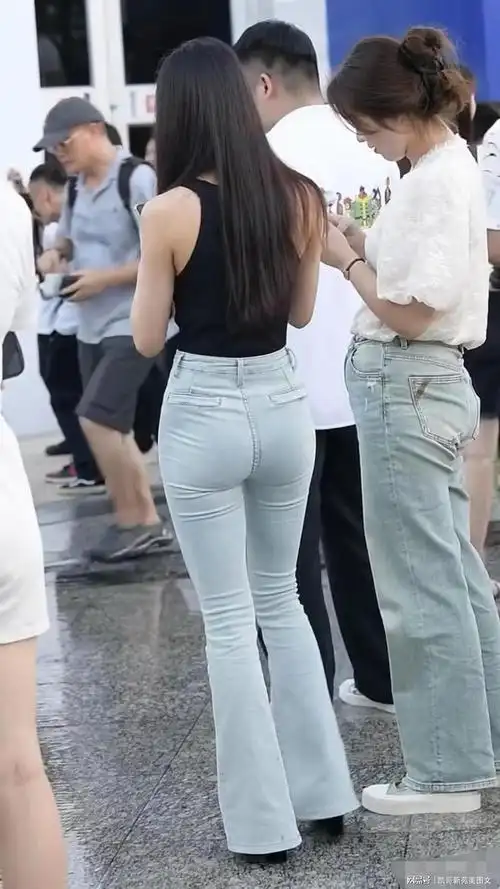 街拍浅色牛仔裤好身材搭配黑色紧身背影层次分明妙曼婀娜