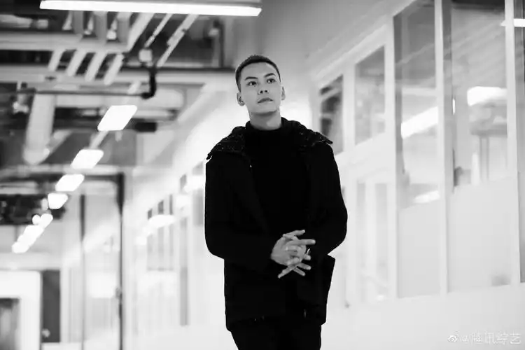 见证的匠心故事,黑白光影下饱饱眼神坚毅|陈伟霆_新浪网