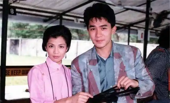 他见证了翁美玲的死亡!在死者的客厅,他找到了奇怪的标语