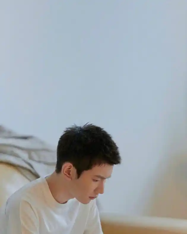 深夜福利!王源晒寸头侧颜帅照少年感十足