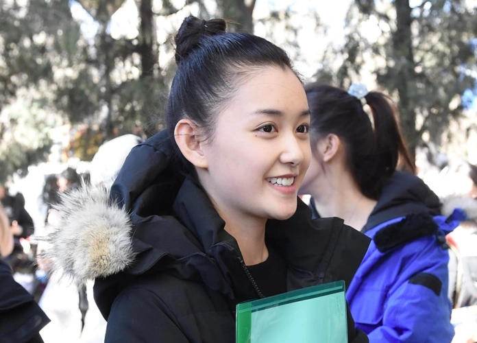 蒋依依亮相北电初试 高扎马尾大方露清新素颜