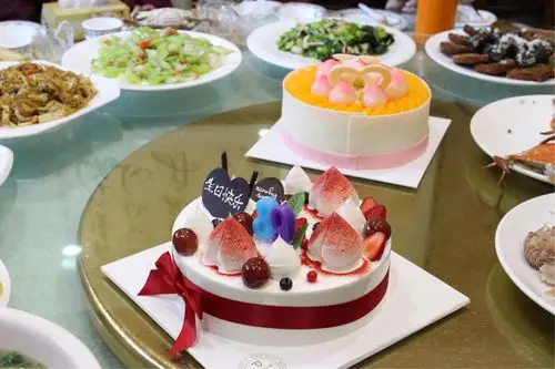 这是生日宴会上菜品和蛋糕的照片!