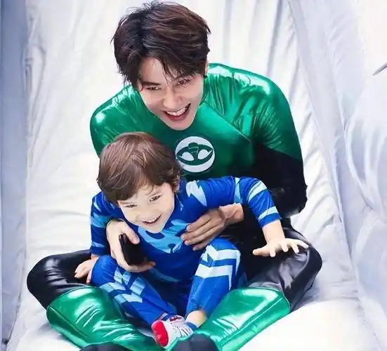 泰国演员mike改名吴翊歌,全力发展内地事业,吴京儿子却被黑_网友_哥哥