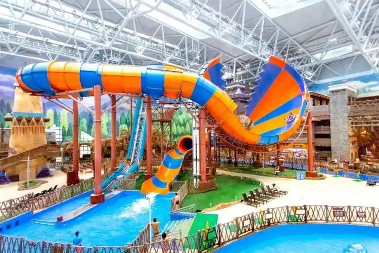 大浪板等10余项大型玩水设备;二楼的特色温泉spa区,27个泡池基本上不