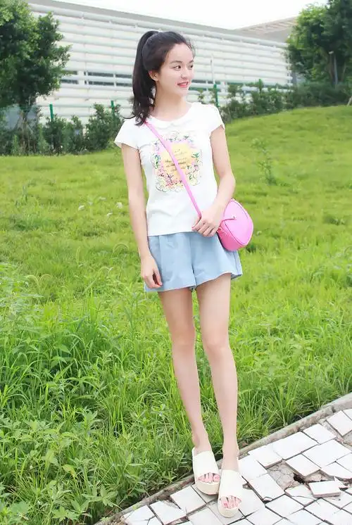 娃娃领的t恤,很乖巧的款式,小泥搭配了一条牛仔裙裤,质量特别棒~~微博