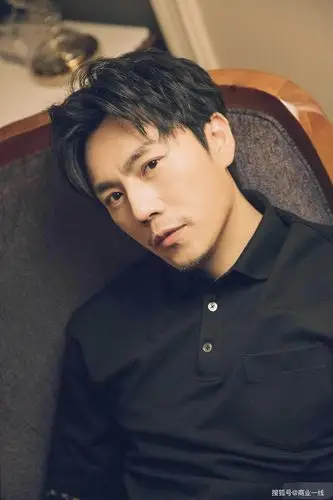 秦昊旧照既黑又土,疑似整容,难怪与伊能静的女儿会是单眼皮