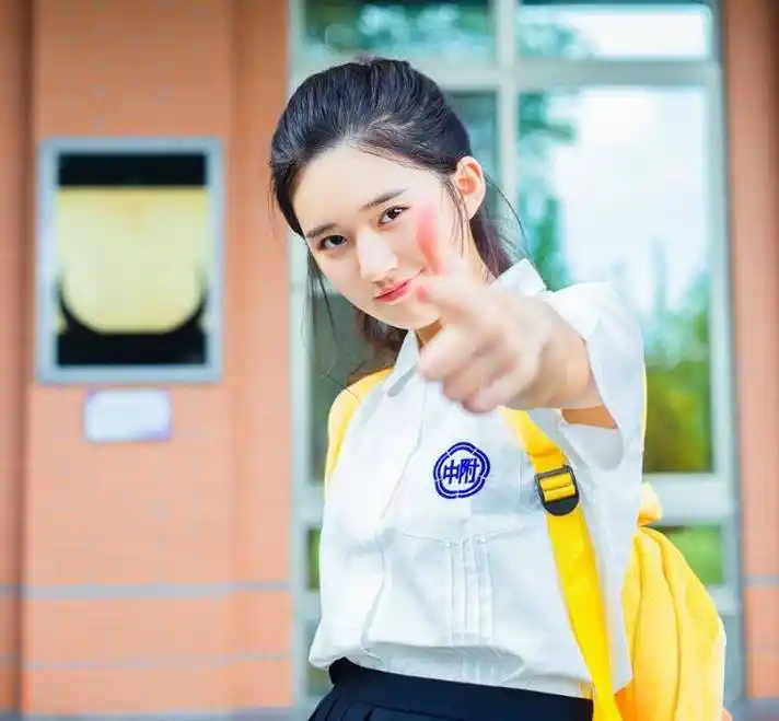 没想到的是,赵露思在学生时期的颜值就这么出众,简直是让人看得挪不开