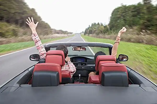 背影,年轻,情侣,旅行者,汽车,道路,抬手