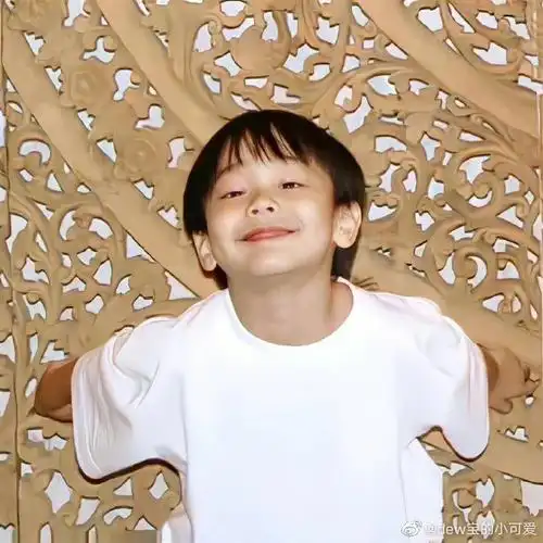 小时候的dew好可爱