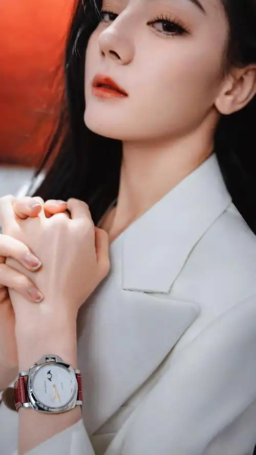 迪丽热巴干练白西装造型##迪丽热巴黑色镶钻礼服写真