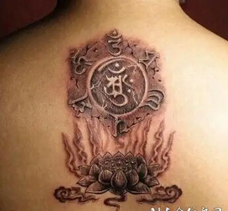男生背部个性d梵文纹身图案
