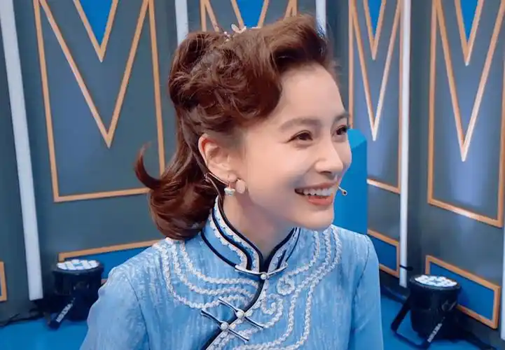 在《王牌对王牌》第五季中,杨颖也曾有旗袍装亮相.