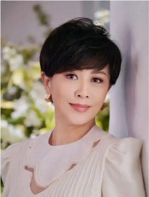 55岁刘嘉玲被偶遇,穿高开叉红裙秀美腿,无美颜滤镜下脸部肿胀_网友