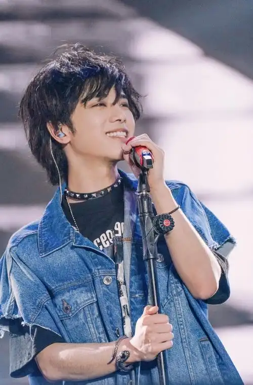 华晨宇超话一些看了让人忍不住嘴角上扬的照片[我想开了]  #华晨宇